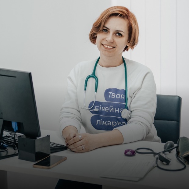 «Консультую до 100 пацієнтів на день». Як насправді працюють жінки під час пандемії — Люди в місті на The Village Україна