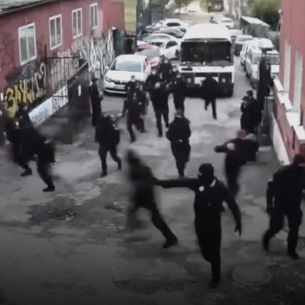 За рейд поліції на Closer порушили кримінальну справу. Відтворюємо хроніку подій — Ситуація на The Village Україна