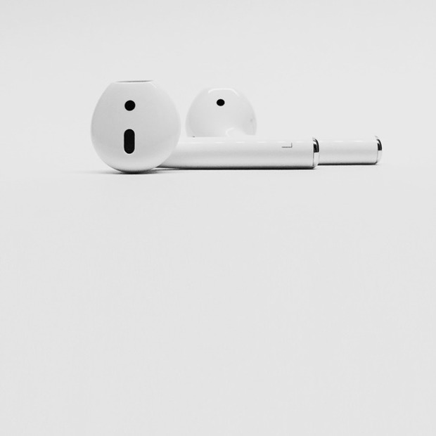 Чому AirPods стали такими популярними — Є питання на The Village Україна