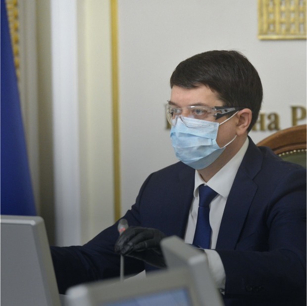 Політики приходять на роботу в захисних окулярах. Це дійсно захищає від коронавірусу?
— Здоров'я на The Village Україна
