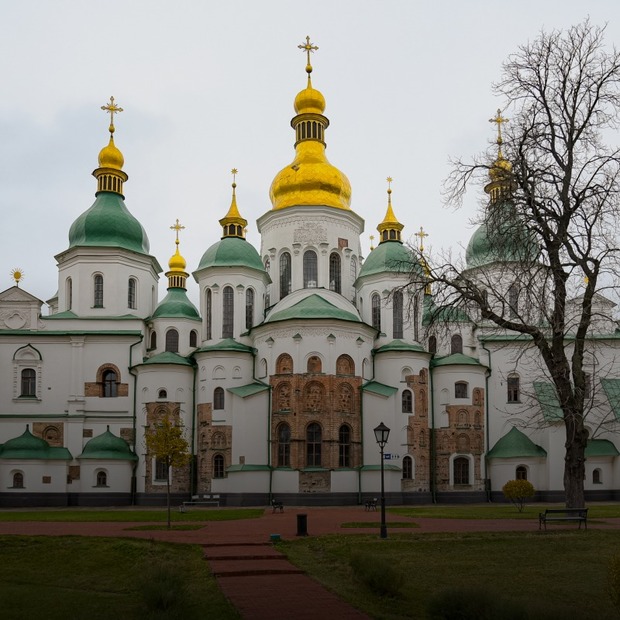 Гучна музика, старі труби та забудови: що загрожує архітектурі Софійського собору
— Архітектура на The Village Україна