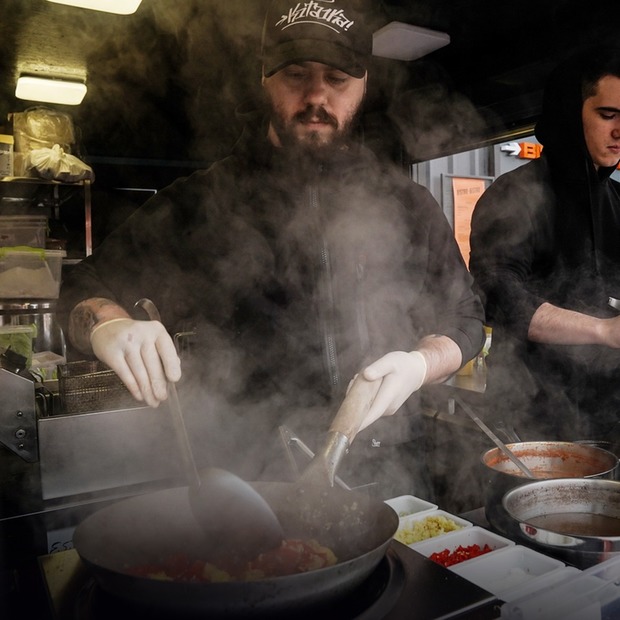 Хот-доги, шаурма і кава: де їсти на фудзоні «Бухта Food Station» на Поштовій — Гід The Village на The Village Україна