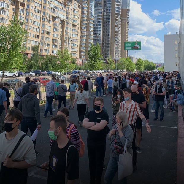 5 годин у черзі. Репортаж з вакцинації у МВЦ на «Лівобережній»
— Репортаж на The Village Україна