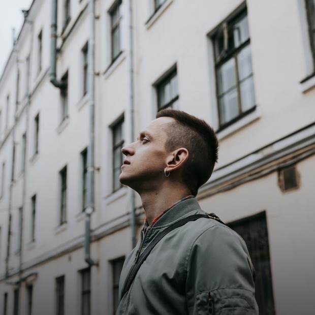 «Український письменник хоче грошей». Інтерв’ю з критиком Євгенієм Стасіневичем — Інтерв'ю на The Village Україна