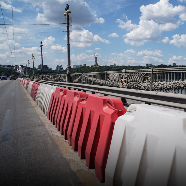 «Місто дограється з цим мостом». Міст Патона в аварійному стані та без двох смуг — Ситуація на The Village Україна