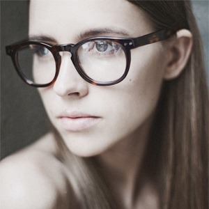 На полках: Магазин очков и оправ Hello Glasses — Магазини на The Village Україна
