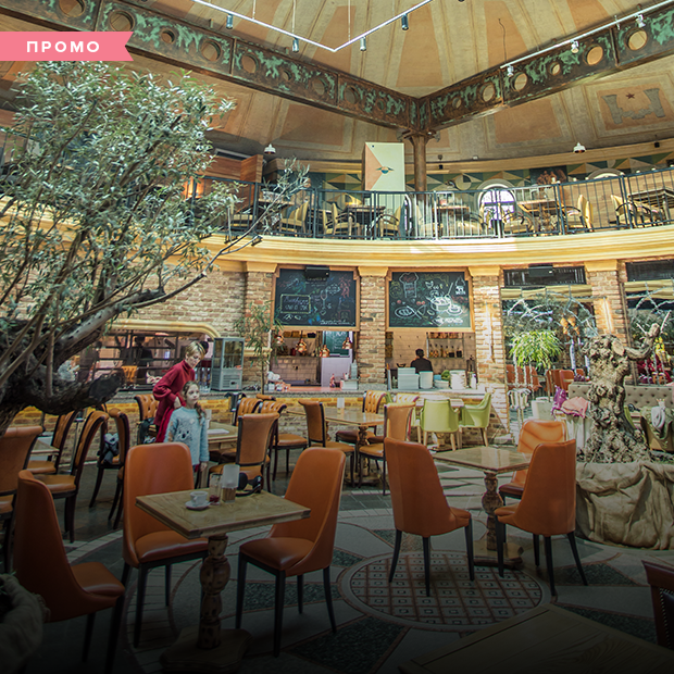 Кінопокази і аргентинський гриль на терасі Tref cinema café в Одесі
— Літня кухня на The Village Україна