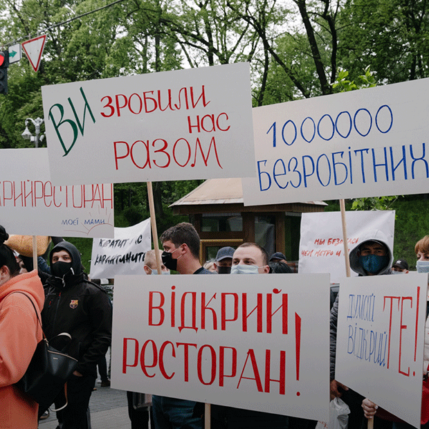 «Цивілізований гамір»: хто і навіщо вийшов на акцію #відкрийресторани перед Кабміном — Фоторепортаж на The Village Україна