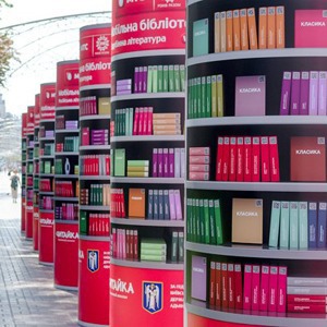 Закачаешься: Как работает мобильная библиотека на Крещатике — Місто на The Village Україна