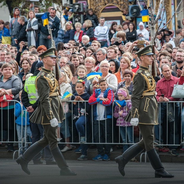 «Добре слово та пістолет». Чи потрібен військовий парад на День Незалежності — Є питання на The Village Україна