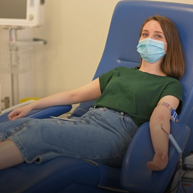 Чому саме зараз варто стати регулярним донором. Розповідаємо з «ДонорUA» й «Агентами крові» — Є питання на The Village Україна